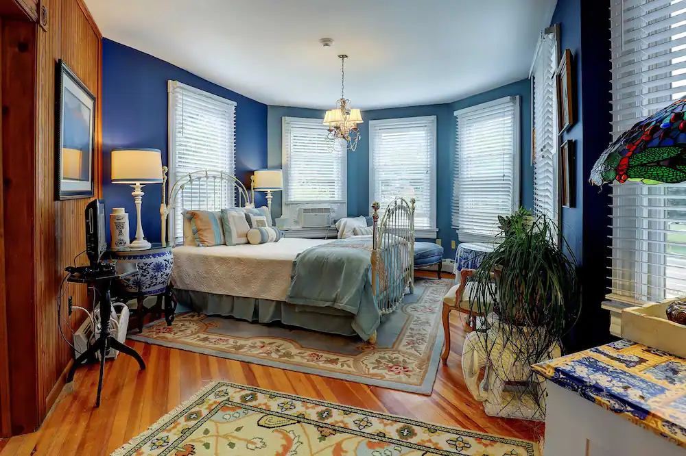 Interior of a superior double room at The Fairlawn Inn at Hunter Mountain, one of the best ski resorts in upstate New York. 