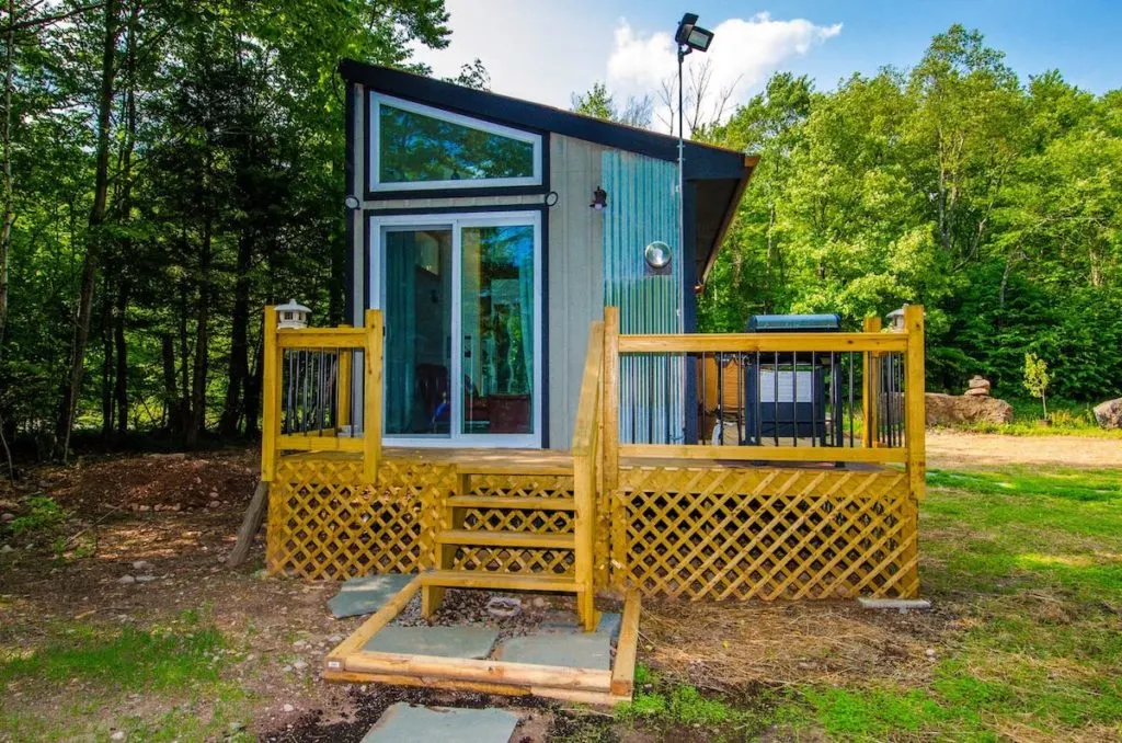 The exterior of a small, modern tiny house in New York in the Catskills region. 