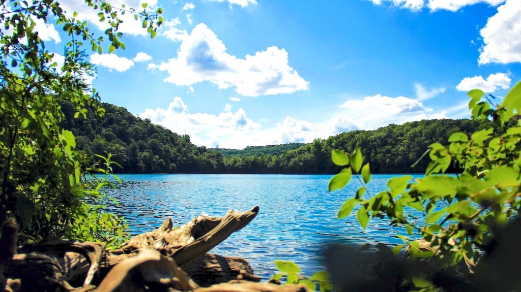 View of the water at Green Lakes State Park