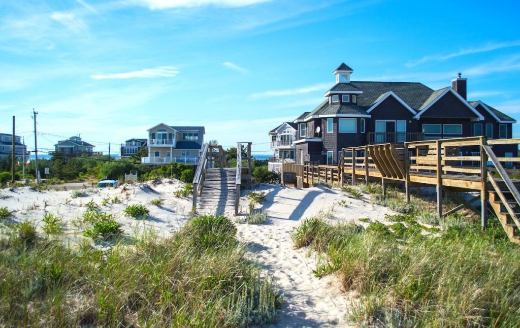 Some of the luxurious beach houses that you'll find on the beaches here as you figure out how to get from NYC to the Hamptons. 