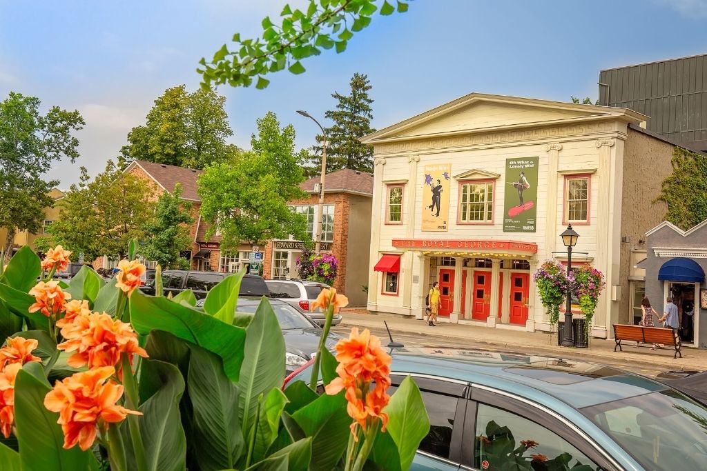 Charming houses of Niagara on the Lake with their quaint lampposts is something that should be part of your Niagara falls itinerary. 